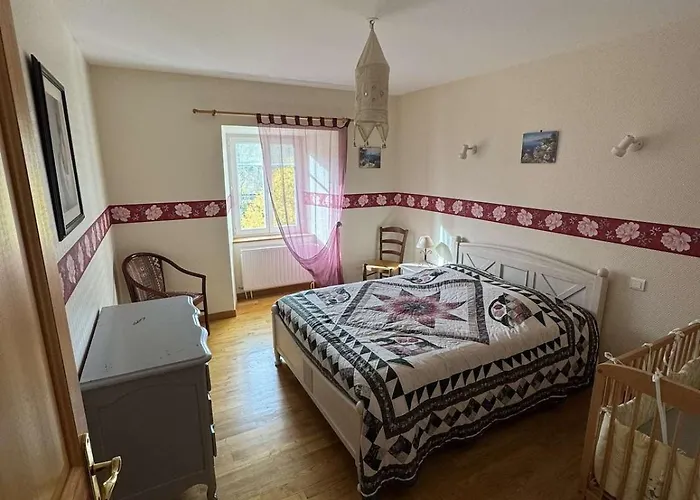 Corps De Ferme Rénové Avec Goût, à 5min De Murat Hébergement de vacances