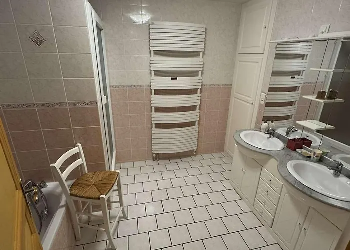 Corps De Ferme Rénové Avec Goût, à 5min De Murat Hébergement de vacances *